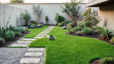 Área externa com grama artificial, arbustos e caminhos de cascalho em estilo minimalista.