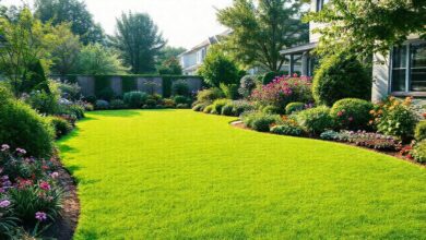 Vista ampla de um jardim recém-implantado com gramado e canteiros floridos.