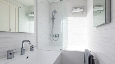 Banheiro sofisticado com metais cromados e decoração clean