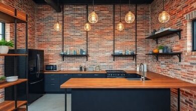 Cozinha industrial com bancada de madeira, luminárias pendentes e parede de tijolinhos aparentes.