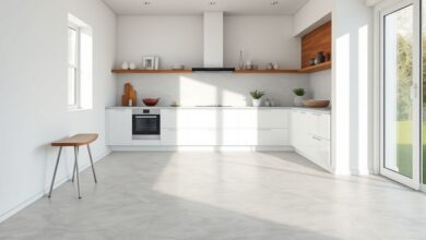 Cozinha com piso em porcelanato e parede em cerâmica decorativa.