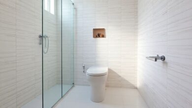 Banheiro moderno com bacia sanitária recém-instalada.