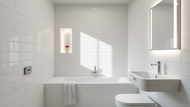 Banheiro moderno pequeno com nichos embutidos e iluminação LED suave.
