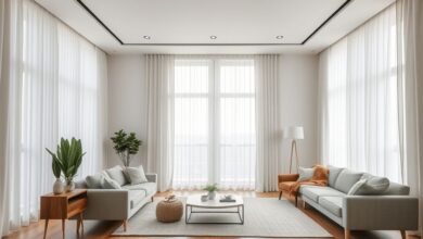 Sala de estar moderna e iluminada com cortinas clean em tecido branco translúcido.
