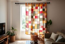 Vista ampla de uma sala de estar brasileira com uma cortina patchwork de tecido reciclado na janela.