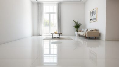 Sala de estar moderna com piso de porcelanato polido impecável, refletindo a luz natural da janela.