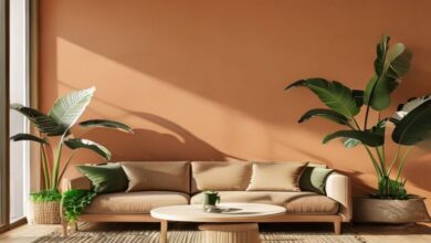 Sala moderna com parede de destaque em terracota e sofá bege