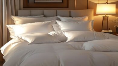 Travesseiros de diferentes alturas sobre cama com lençol branco hotel